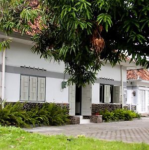 Ndalem Mantrigawen Hotel Yogyakarta Exterior photo