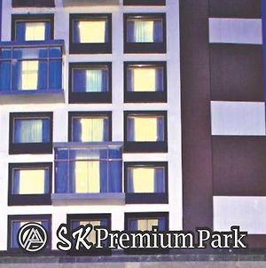 S.K Premium Park Hotel Nuova Delhi Exterior photo
