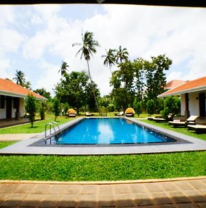 Lespri Grand Hotel Negombo Exterior photo