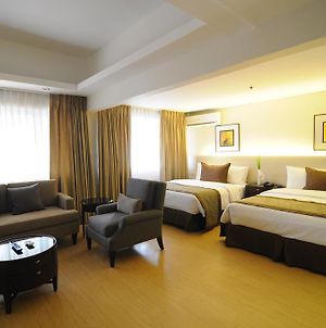 Imperial Palace Suites Quezon City Exterior photo