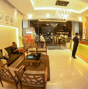 Zerenity Hotel & Suites Cebu Exterior photo