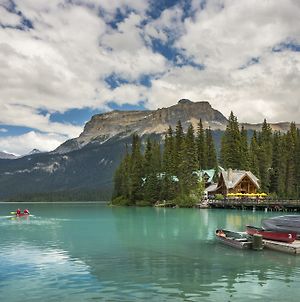 Emerald Lake Lodge Field Exterior photo