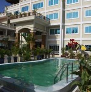 White Beach Hotel Sihanoukville Exterior photo