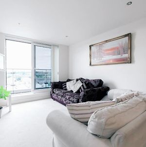 Chelsea / Imperial Wharf - Bright, Modern, Sunset View Apartment Londra Exterior photo