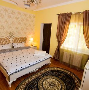 Charming Apartment in Villa near Airport Bucarest Exterior photo