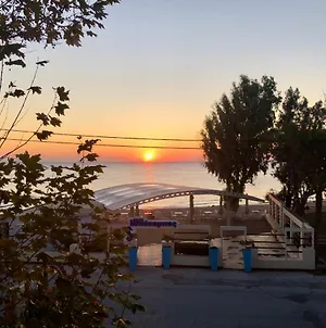 Chloe'S Sunrise Beach House Atene Exterior photo